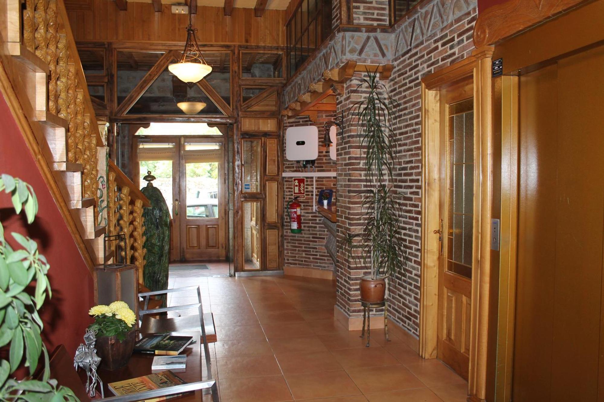 ריינוסה Hotel San Roque מראה חיצוני תמונה