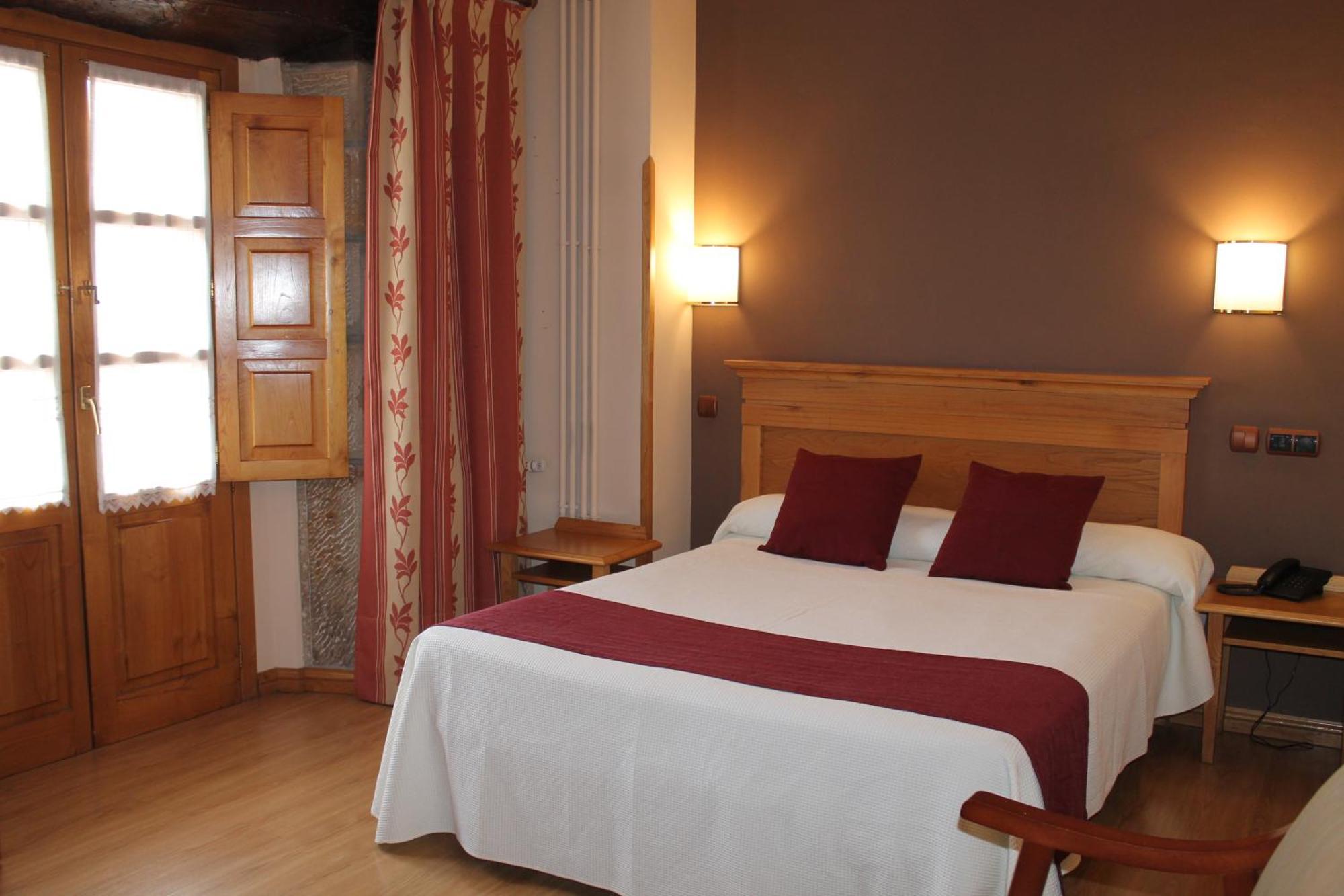 ריינוסה Hotel San Roque מראה חיצוני תמונה