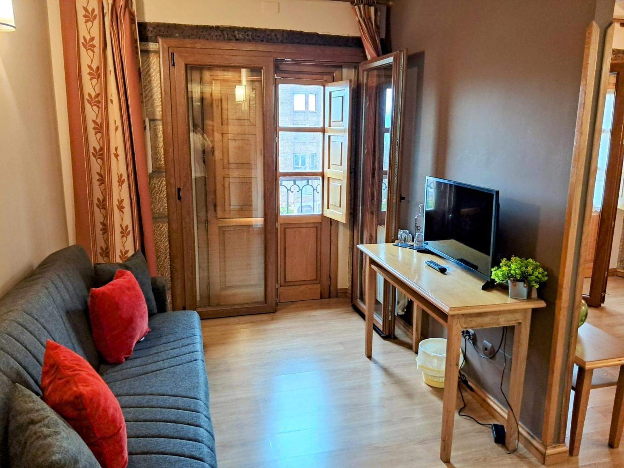 ריינוסה Hotel San Roque מראה חיצוני תמונה