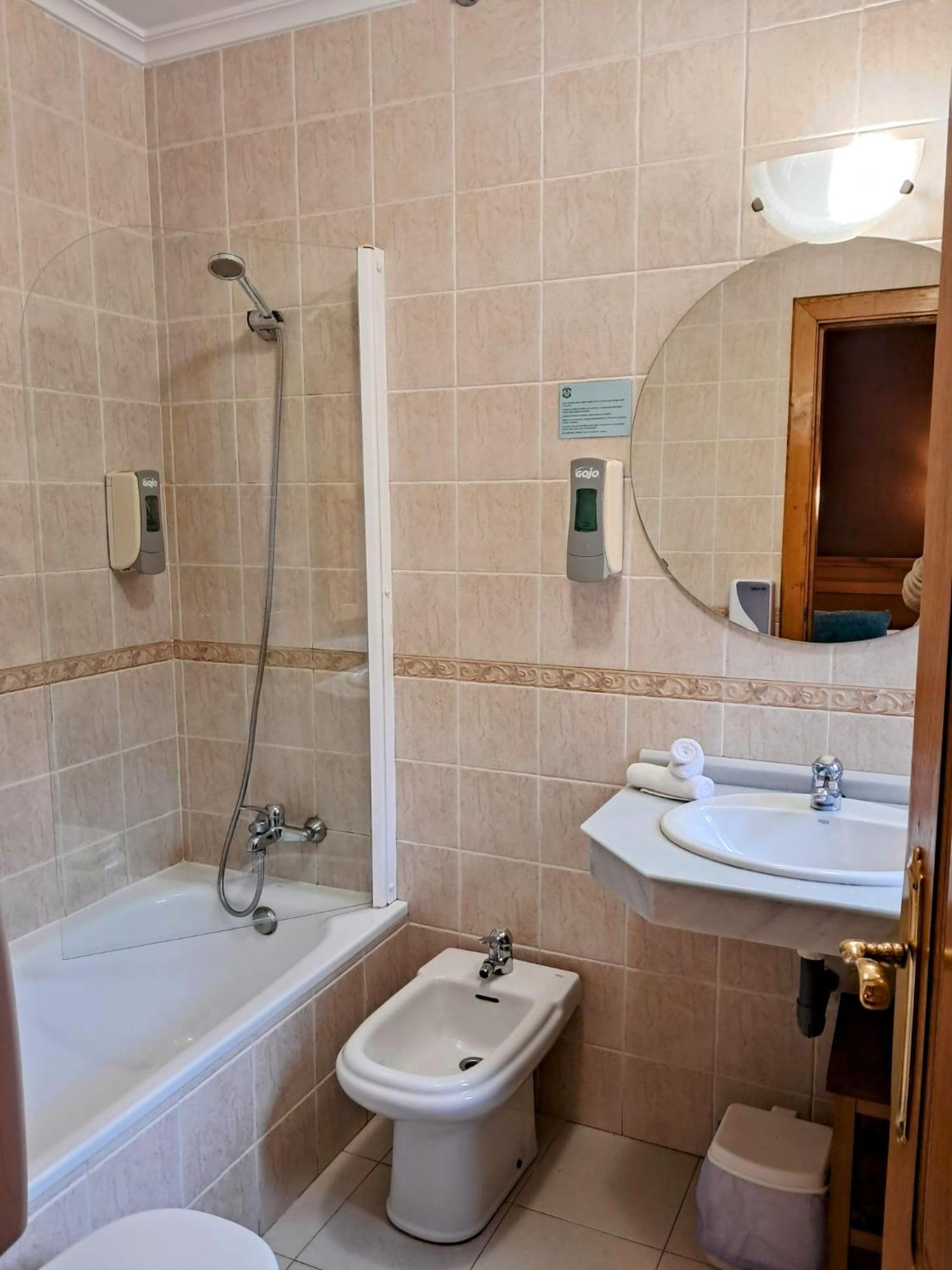 ריינוסה Hotel San Roque מראה חיצוני תמונה