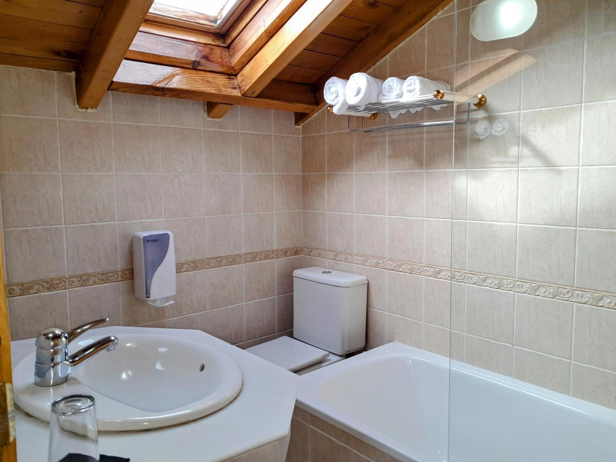 ריינוסה Hotel San Roque מראה חיצוני תמונה